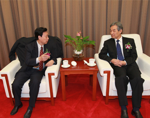 专家交谈